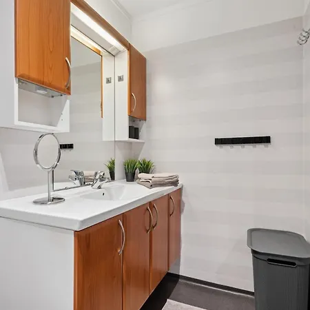 The Reindeer Lounge, Nordic Comfort In The Arctic アパート トロムソ